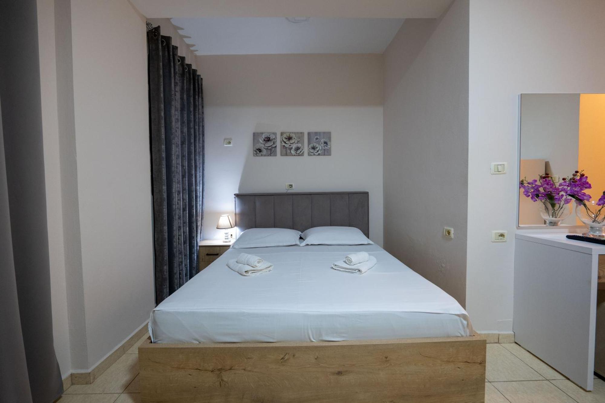 Twins Hotel Ксамил Екстериор снимка