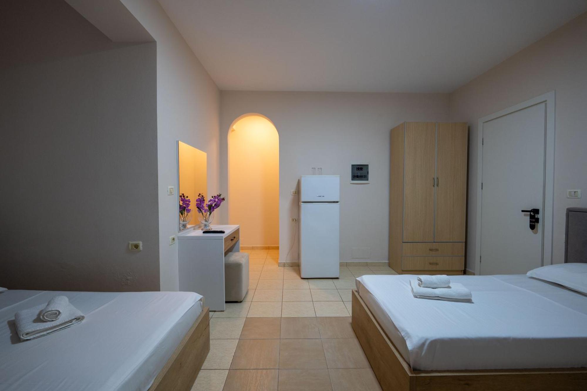Twins Hotel Ксамил Екстериор снимка