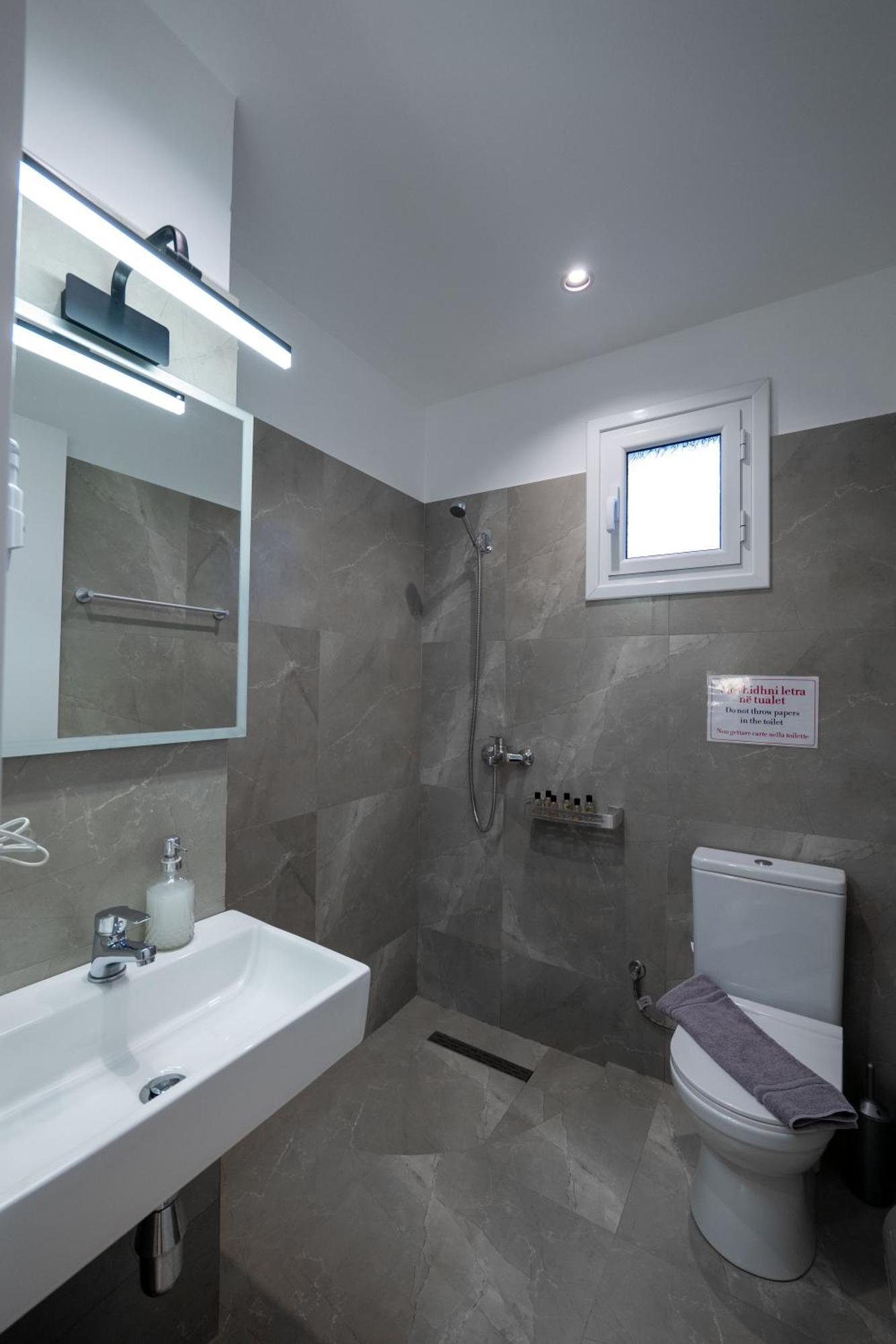 Twins Hotel Ксамил Екстериор снимка