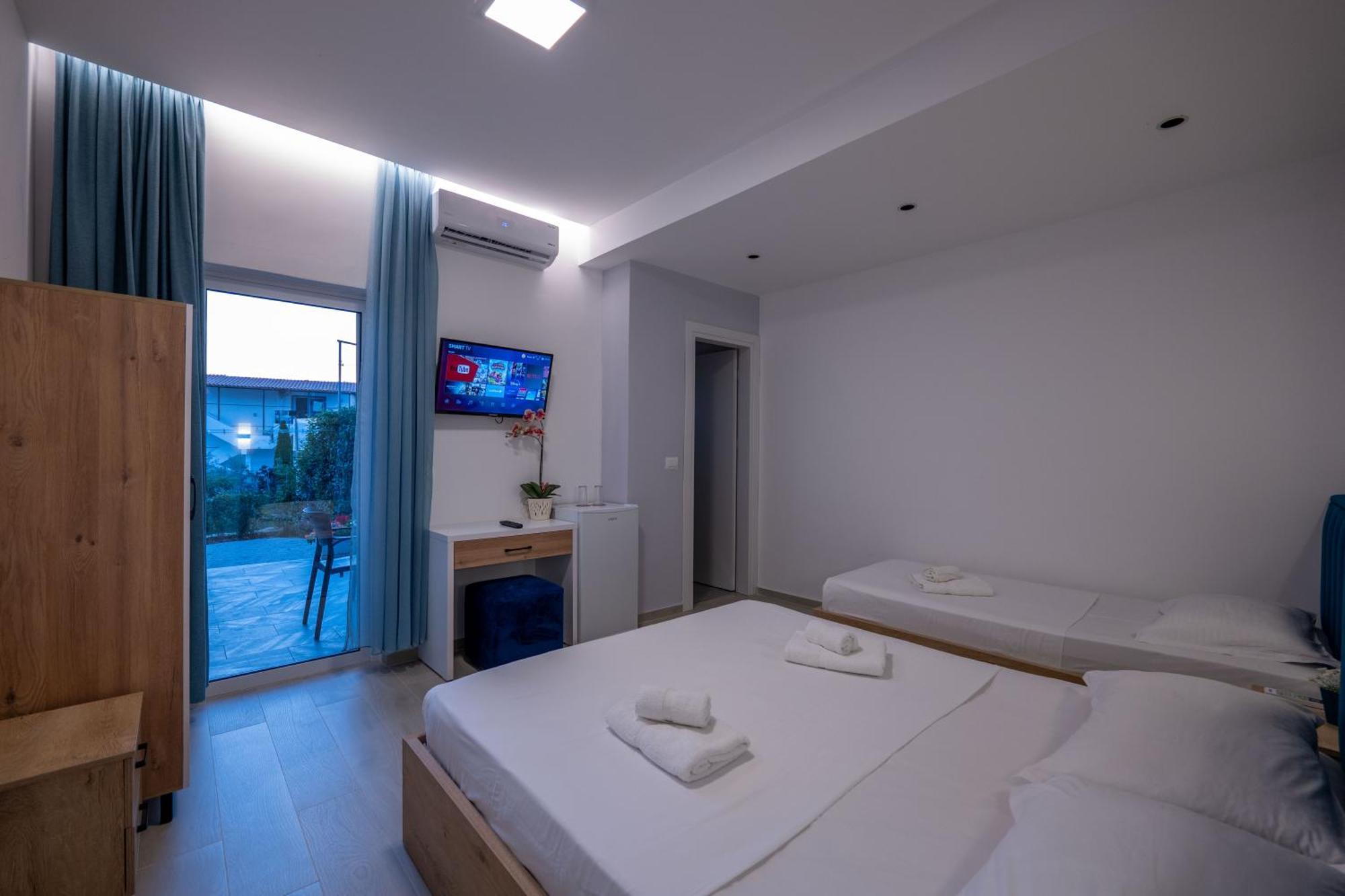 Twins Hotel Ксамил Екстериор снимка