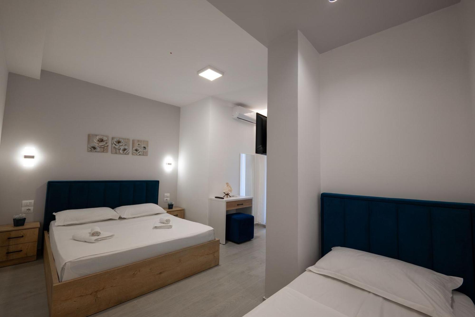 Twins Hotel Ксамил Екстериор снимка