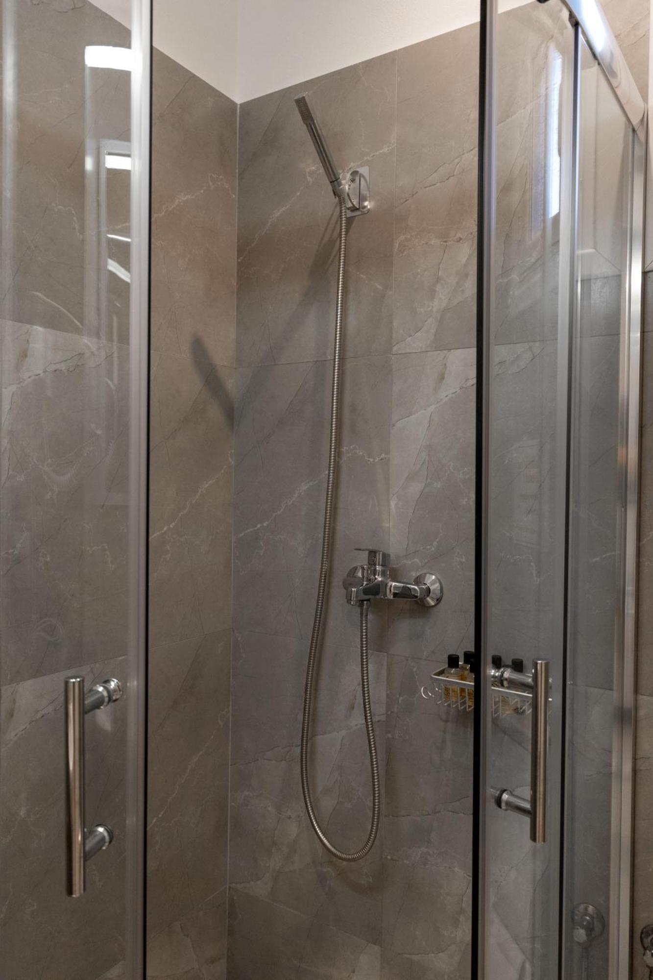 Twins Hotel Ксамил Екстериор снимка