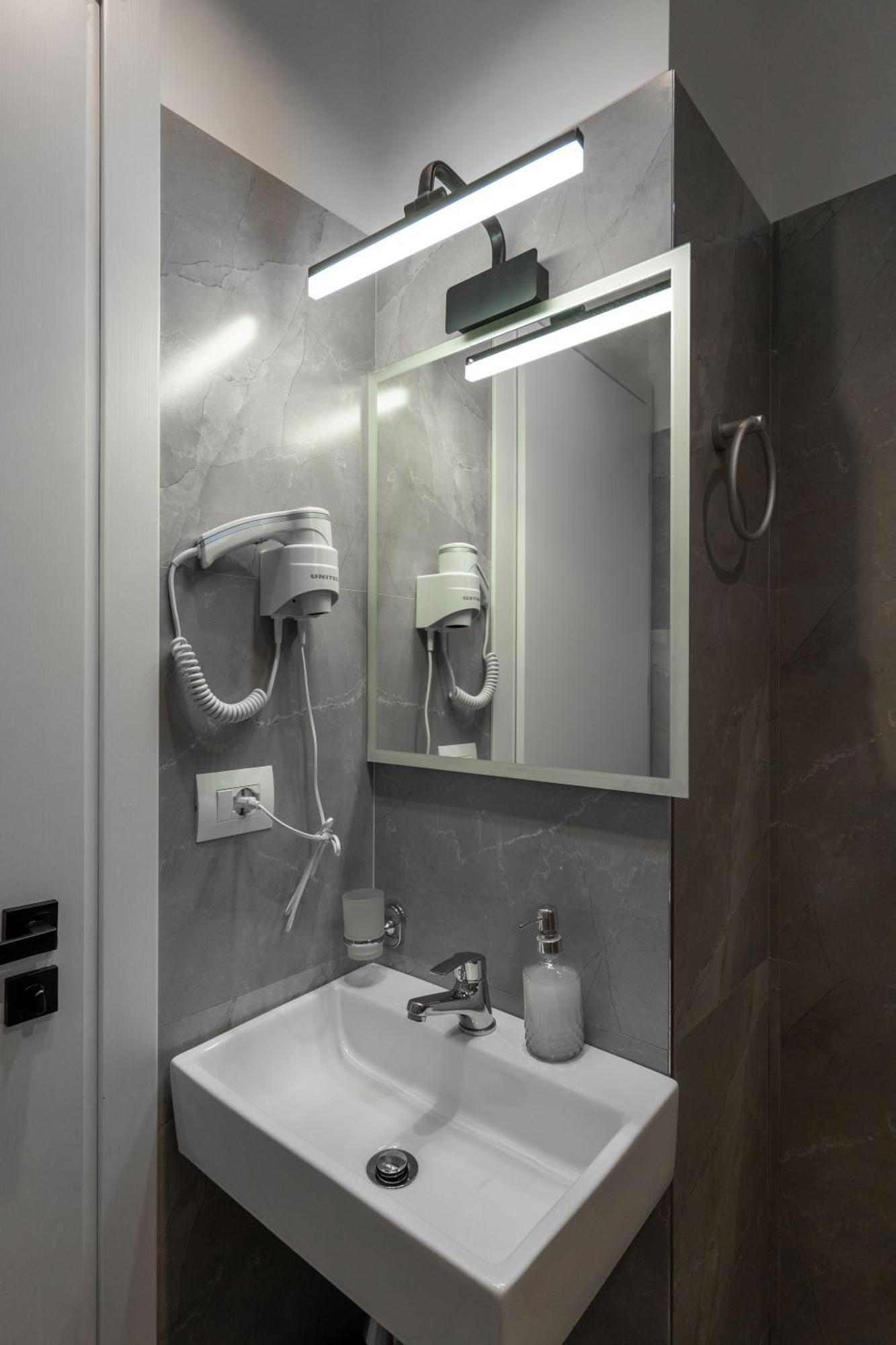 Twins Hotel Ксамил Екстериор снимка
