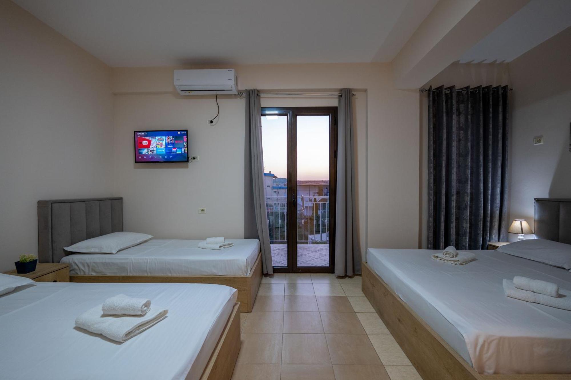 Twins Hotel Ксамил Екстериор снимка