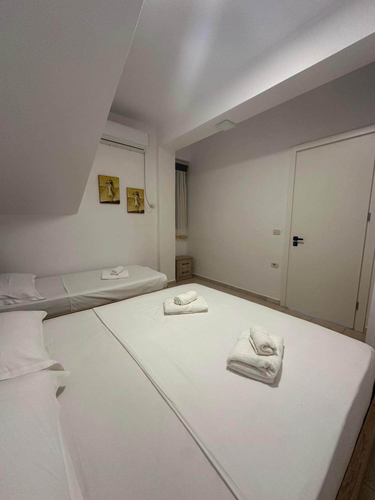 Twins Hotel Ксамил Екстериор снимка
