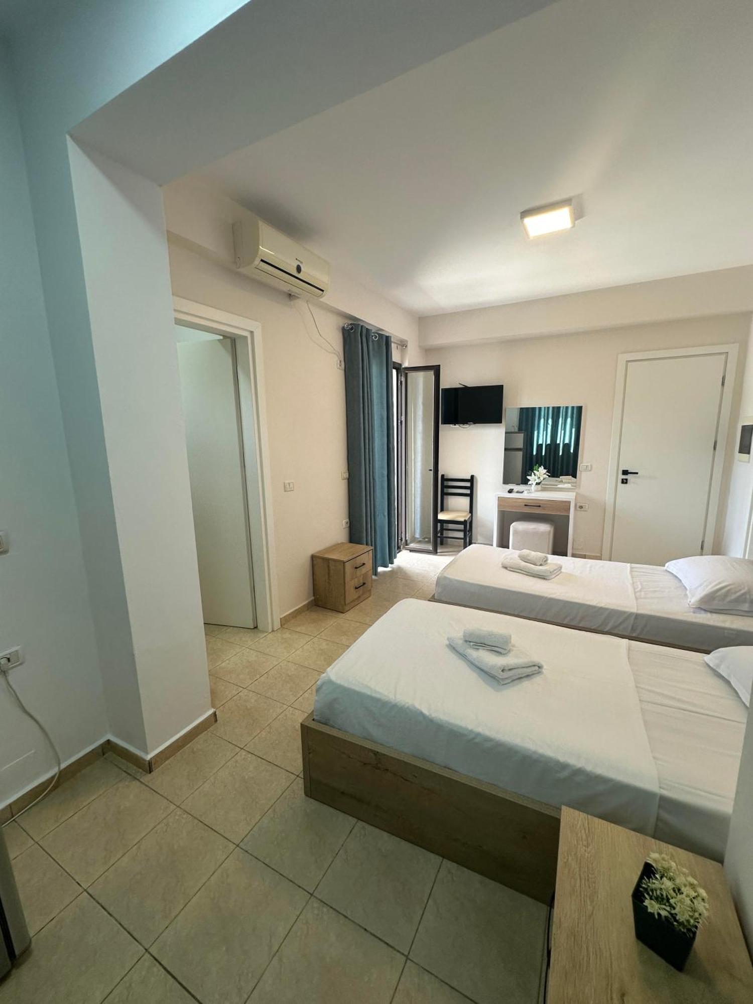 Twins Hotel Ксамил Екстериор снимка
