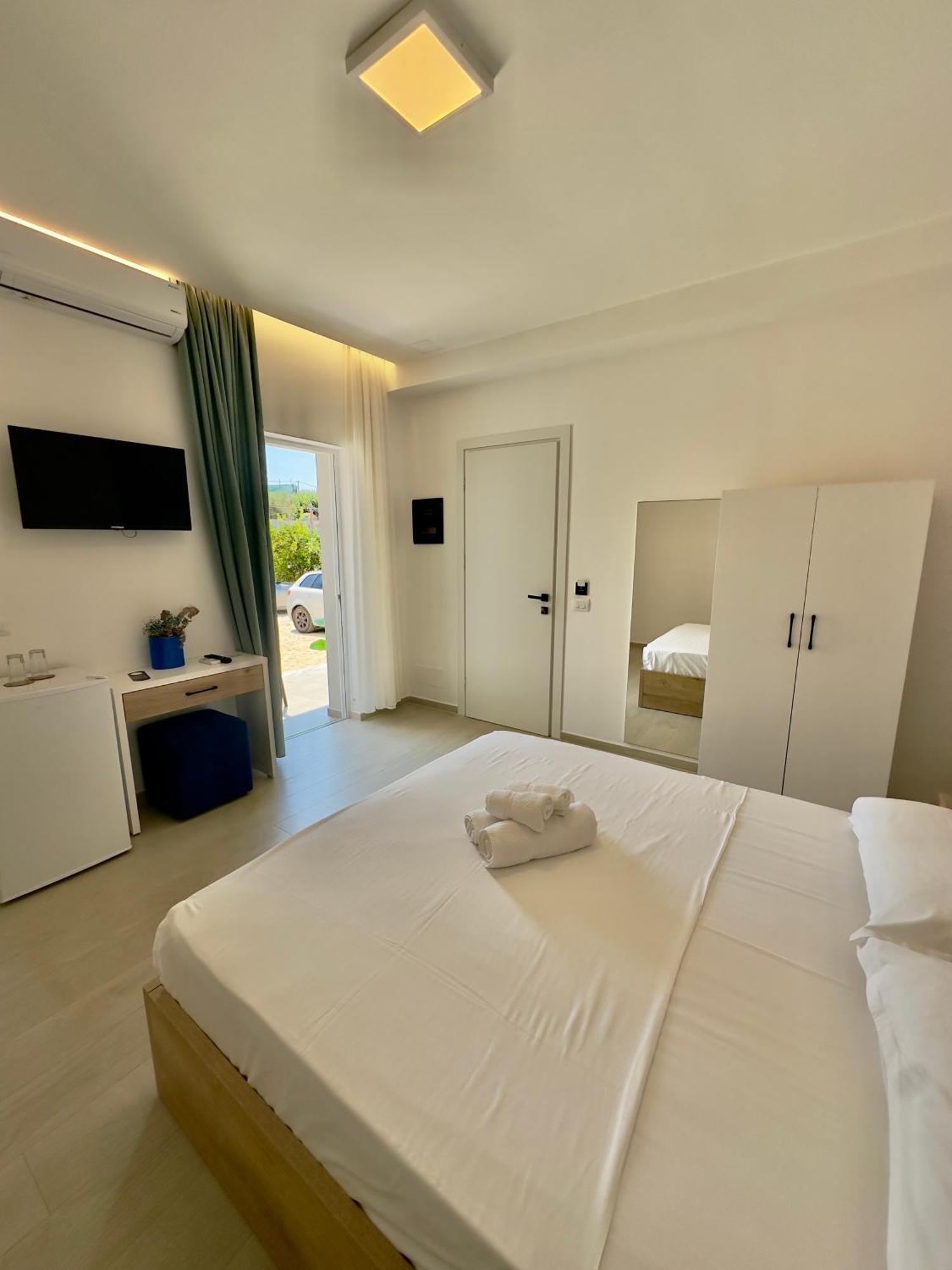 Twins Hotel Ксамил Екстериор снимка