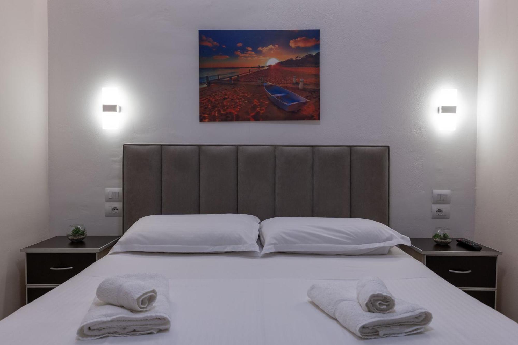 Twins Hotel Ксамил Екстериор снимка