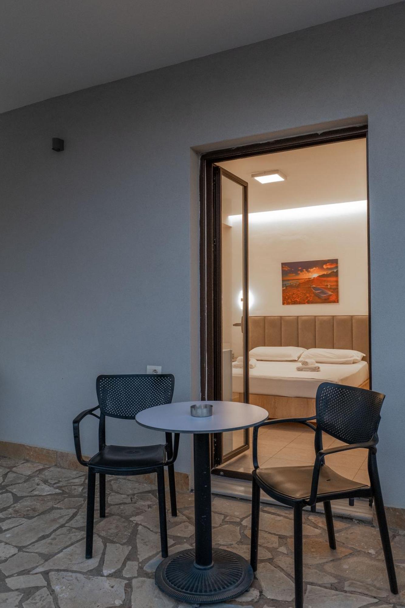 Twins Hotel Ксамил Екстериор снимка
