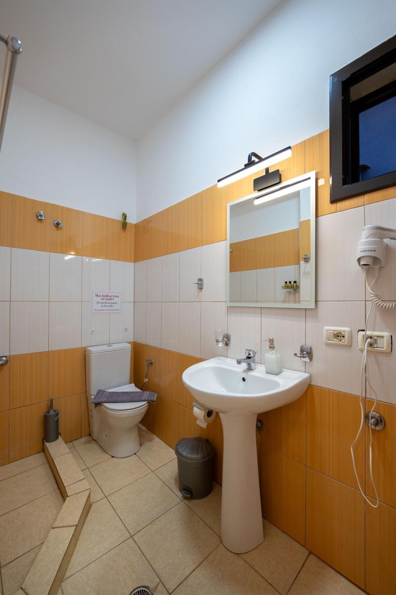 Twins Hotel Ксамил Екстериор снимка